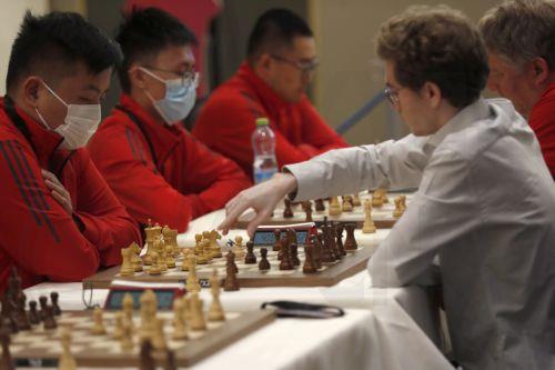 epa10325318 Teams of China and Spain compete during the World Team Chess Championship semifinals in Jerusalem, 24 November 2022. The Israel Chess Federation hosts the World Team Championship between 20-25 November.  EPA/ATEF SAFADI