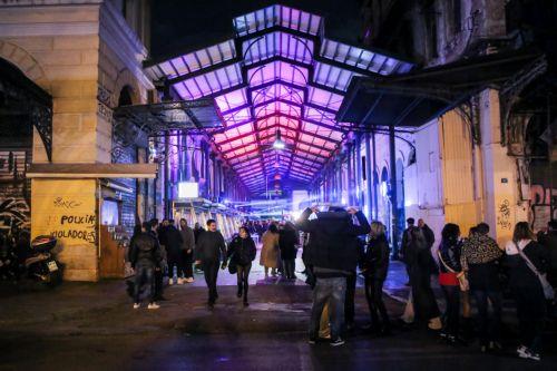 Φωτογραφία που δόθηκε στη δημοσιότητα την Δευτέρα 28 Νοεμβρίου 2022 και εικονίζει κόσμο στην εκδήλωση “Συμπόσιο (Σymposio)“ στη Βαρβάκειο αγορά, στην Αθήνα, την Κυριακή 27 Νοεμβρίου 2022. Πρόκειται για μια σύγχρονη Διονυσιακή γιορτή η οποία περιέχει γαστρονομία (food pairing), μουσική και χορό.  ΑΠΕ-ΜΠΕ/ΑΠΕ-ΜΠΕ/ΓΙΩΡΓΟΣ ΒΙΤΣΑΡΑΣ