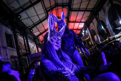 Φωτογραφία που δόθηκε στη δημοσιότητα την Δευτέρα 28 Νοεμβρίου 2022 και εικονίζει χορευτές να συμμετέχουν στην εκδήλωση “Συμπόσιο (Σymposio)“ στη Βαρβάκειο αγορά, στην Αθήνα, την Κυριακή 27 Νοεμβρίου 2022. Πρόκειται για μια σύγχρονη Διονυσιακή γιορτή η οποία περιέχει γαστρονομία (food pairing), μουσική και χορό.  ΑΠΕ-ΜΠΕ/ΑΠΕ-ΜΠΕ/ΓΙΩΡΓΟΣ ΒΙΤΣΑΡΑΣ