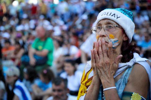 epaselect epa10335545 Fans react as they watch the match between Uruguay and Portugal of the Qatar 2022 World Cup, in Montevideo, Uruguay, 28 November 2022.  EPA/Raul Martinez