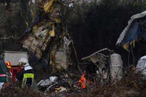 Πυροσβέστες και διασώστες συμμετέχουν στην επιχείρηση εντοπισμού αγνοουμένων, στο σημείο όπου σημειώθηκε το πολύνεκρο σιδηροδρομικό δυστύχημα έξω από τη Λάρισα, Πέμπτη 2 Μαρτίου 2023. Μία επιβατική αμαξοστοιχία συγκρούσθηκε με μία εμπορευματική έξω από τη  Λάρισα, ενώ εκτροχιάστηκαν τα δύο πρώτα βαγόνια της επιβατικής αμαξοστοιχίας και εκδηλώθηκε πυρκαγιά....