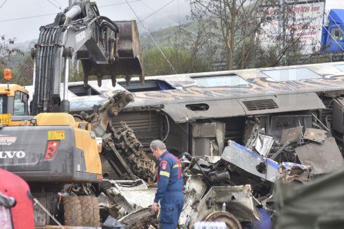 Πυροσβέστης συμμετέχει στην επιχείρηση εντοπισμού αγνοουμένων, στο σημείο όπου σημειώθηκε το πολύνεκρο σιδηροδρομικό δυστύχημα έξω από τη Λάρισα, Πέμπτη 2 Μαρτίου 2023. Μία επιβατική αμαξοστοιχία συγκρούσθηκε με μία εμπορευματική έξω από τη  Λάρισα, ενώ εκτροχιάστηκαν τα δύο πρώτα βαγόνια της επιβατικής αμαξοστοιχίας και εκδηλώθηκε πυρκαγιά. Σε 46...