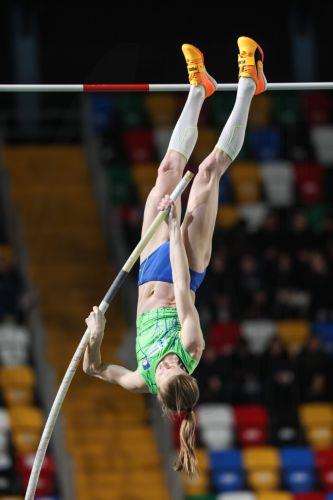 epa10500071 Tina Sutej of Slovenia competes in the Women's Pole Vault Qualification at the European Athletics Indoor Championships in Istanbul, Turkey, 03 March 2023.  EPA/TOLGA BOZOGLU