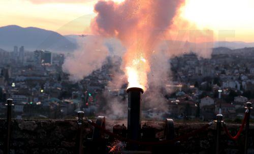 epaselect epa10537488 Bosnian Muslims announce the beginning of the month of Ramadan by firing a traditional Ramadan cannon in Sarajevo, Bosnia and Herzegovina, 22 March 2023, on the eve of the Muslims' holy month of Ramadan that falls on March 23. Muslims around the world celebrate the holy month of Ramadan by praying during the night time and abstaining...