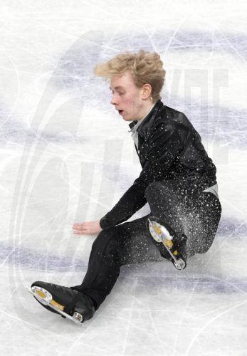 epa10538142 Andreas Nordeback of Sweden falls during the Men's Short Program at the ISU Figure Skating World Championships in Saitama, Japan, 23 March 2023.  EPA/FRANCK ROBICHON