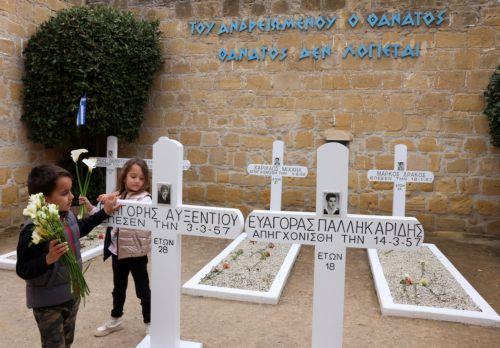 Παιδάκια με λίγα λουλούδια στο χέρι επισκέφθηκαν σήμερα τα Φυλακισμένα Μνήματα, στις Κεντρικές Φυλακές στη Λευκωσία, για να τιμήσουν τους ήρωες που αγωνίσθηκαν στον αντιαποικιακό αγώνα του 1955-'59, Παρασκευή 31 Μαρτίου 2023. ΚΥΠΕ/ΚΑΤΙΑ ΧΡΙΣΤΟΔΟΥΛΟΥ