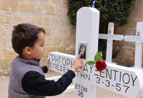 Παιδάκια με λίγα λουλούδια στο χέρι επισκέφθηκαν σήμερα τα Φυλακισμένα Μνήματα, στις Κεντρικές Φυλακές στη Λευκωσία, για να τιμήσουν τους ήρωες που αγωνίσθηκαν στον αντιαποικιακό αγώνα του 1955-'59, Παρασκευή 31 Μαρτίου 2023. ΚΥΠΕ/ΚΑΤΙΑ ΧΡΙΣΤΟΔΟΥΛΟΥ