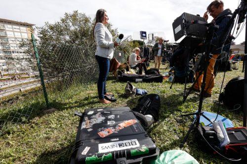 epa10550697 Media gather at the Agostino Gemelli Hospital where Pope Francis was hospitalized the previous day, in Rome, Italy, 30 March 2023. Pope Francis was hospitalized on 29 March following a respiratory infection (excluding Covid-19) which will require a few days of appropriate hospital medical therapy, according to the Vatican.  EPA/GIUSEPPE LAMI