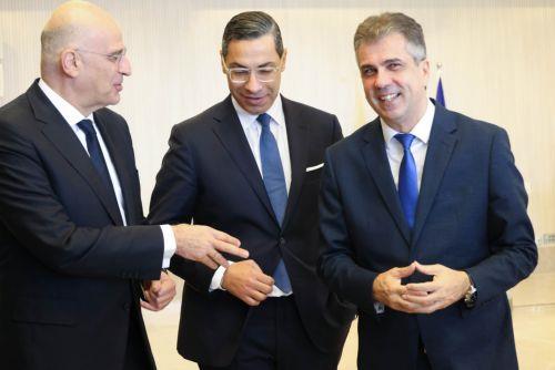 Ο Υπουργός Εξωτερικών Δρ Κωνσταντίνος Κόμπος, ο Υπουργός Εξωτερικών της Ελλάδας κ. Νίκος Δένδιας και ο Υπουργός Εξωτερικών του Ισραήλ κ. Eli Cohen σε Τριμερή Συνάντηση.