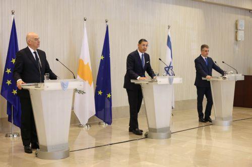 O Υπουργός Εξωτερικών Δρ Κωνσταντίνος Κόμπος, o Υπουργός Εξωτερικών της Ελλάδας κ. Νίκος Δένδιας και ο Υπουργός Εξωτερικών του Ισραήλ κ. Eli Cohen σε δηλώσεις στα ΜΜΕ, μετά το πέρας της τριμερούς συνάντησής τους, Λευκωσία 31 Μαρτίου 2023.