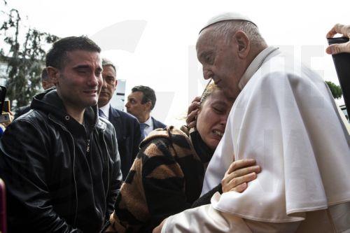 epa10553492 People react as Pope Francis leaves the Agostino Gemelli Hospital in Rome, Italy, 01 April 2023. The pope was hospitalized on 29 March following a respiratory infection and was discharged on 01 April.  EPA/ANGELO CARCONI