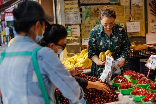 epa10617160 People buy fruits in a fruit shop in Beijing, China, 09 May 2023. China's trade surplus surged to 90.21 billion dollars in April 2023, from 49.47 billion in the same period the prior year. Exports rose by 8.5 percent year on year, while imports fell by 7.9 percent as domestic demand weakened.  EPA/WU HAO