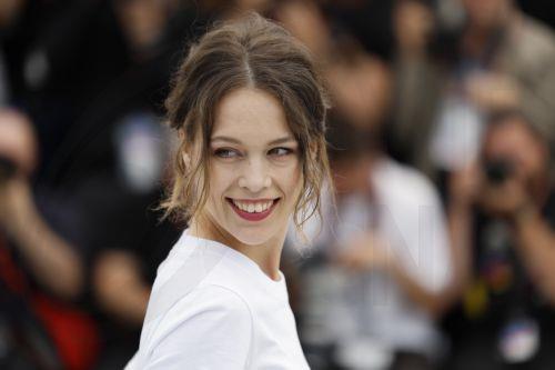 epa10633465 German actor and Jury member Paula Beer attends the photocall for the Un Certain Regard Jury during the 76th annual Cannes Film Festival, in Cannes, France, 17 May 2023. The festival runs from 16 to 27 May.  EPA/SEBASTIEN NOGIER