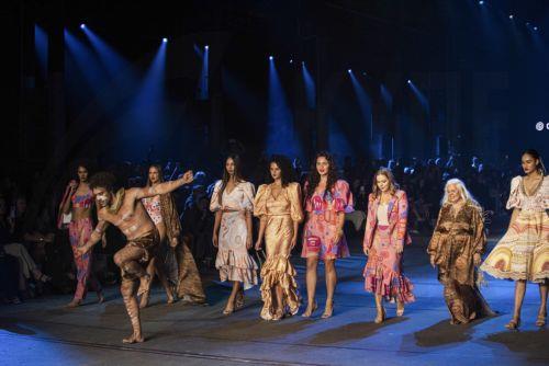 epa10634078 Designers Melissa Greenwood (3-R) and her mother Lauren Jarrett (2-R) walk the runway alongside models presenting creations at the David Jones Indigenous fashion show during Australian Fashion Week 2023 at Carriageworks in Sydney, New South Wales, Australia, 17 May 2023.  EPA/FLAVIO BRANCALEONE AUSTRALIA AND NEW ZEALAND OUT
