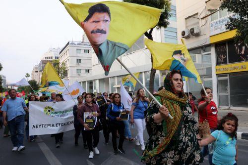 Ο Κυπροκουρδικός Σύνδεσμος Αλληλεγγύη το Απελευθερωτικό Κίνημα "Κυκλάμινο" το Πολιτιστικό Κέντρο Κουρδιστάν «Θεόφιλος Γεωργιάδης» , το ΑΚΕΛ το Κινήμα Οικολόγων - Συνεργασία Πολιτών και Κούρδοι που διαμένουν στην Κύπρο πραγματοποίησαν πορεία διαμαρτυρίας από Πλατεία Ελευθερίας προς την Γερμανική Πρεσβεία και το Προεδρικό Μέγαρο για την απόφαση έκδοσης του...