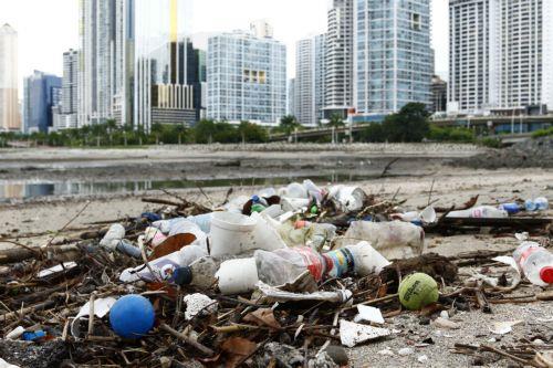 epa10662585 Garbage sits at the Bay of Panama, which is fed by the polluted Matasnillo River, in Panama City, Panama, 29 May 2023. Panamanian authorities launched 71 million dollar project to clean up one of the most polluted rivers in the country, the Matasnillo river, which flows into the Bay of Panama around Panama City.  EPA/Carlos Lemos