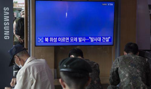 epa10662660 People watch the news at a station in Seoul, South Korea, 30 May 2023. According to the Yonhap news agency, North Korea will launch a military spy satellite in early June.  EPA/JEON HEON-KYUN
