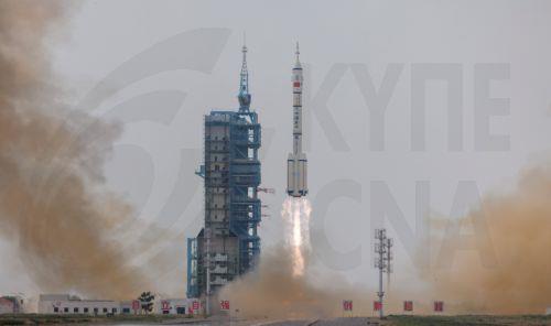 epa10662684 A Long March-2F carrier rocket with a Shenzhou-16 manned space flight lifts off during launch at the Jiuquan Satellite Launch Centre, in Jiuquan, Gansu province, China, 30 May 2023. The Shenzhou-16 manned space flight mission will transport three Chinese astronauts to the Tiangong space station.  EPA/ALEX PLAVEVSKI