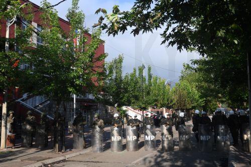 epa10662699 Soldiers of NATO-led international peacekeeping Kosovo Force (KFOR) set up positions in front of the building of the municipality in Zvecan, Kosovo, 30 May 2023. At least 25 KFOR peacekeepers and 53 civilians were injured after clashes between security forces and ethnic Serbs broke out in Zvecan on 30 May 2023. Tensions continue in northern...