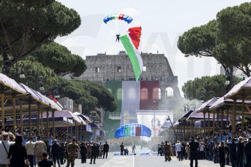 epa10668807 Members of the Italian Armed Forces take part in the annual military parade on the occasion of the 77th anniversary of the Republic Day (Festa della Repubblica) in Rome, Italy, 02 June 2023. The anniversary marks the founding of the Italian Republic in 1946.  EPA/MASSIMO PERCOSSI