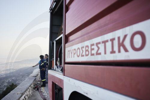 (Ξένη Δημοσίευση) Ο πρωθυπουργός Κυριάκος Μητσοτάκης επισκέπτεται την Πάρνηθα, μέχρι το Πυροφυλάκιο της Κυράς, στην κορυφή του βουνού, και ενημερώθηκε από τα στελέχη του Πυροσβεστικού Σώματος για τις επιχειρήσεις κατάσβεσης με εναέρια και επίγεια μέσα που βρίσκονταν εκείνη την ώρα σε εξέλιξη στο δυτικό μέτωπο της πυρκαγιάς, έχοντας από το σημείο πλήρη...