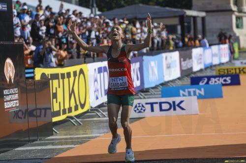 epa10820865 Fatima Ezzahra Gardadi of Morocco reacts as she places third in the Women's Marathon during the World Athletics Championships in Budapest, Hungary, 26 August, 2023.  EPA/Istvan Derencsenyi HUNGARY OUT