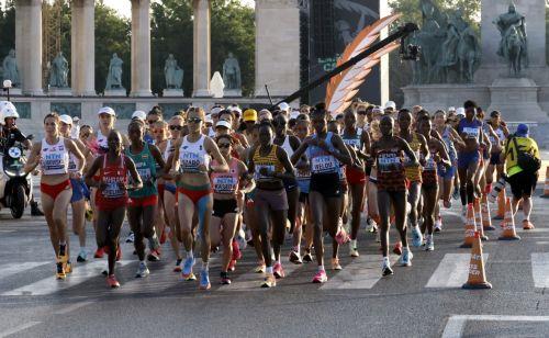 epa10820914 Runners at the start of the Women's Marathon race at the World Athletics Championships in Budapest, Hungary, 26 August 2023.  EPA/ROBERT GHEMENT / POOL