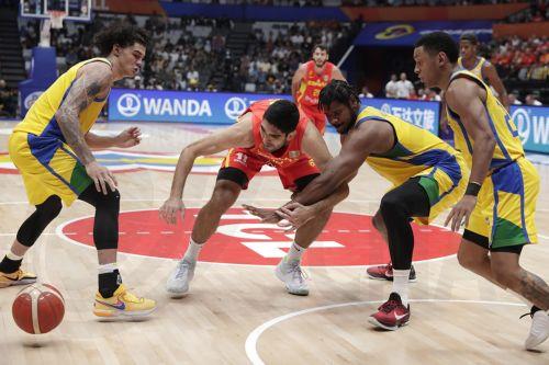 epa10825466 Santiago Aldama of Spain (2L) in action during the FIBA Basketball World Cup 2023 group stage match between Brazil and Spain in Jakarta, Indonesia, 28 August 2023.  EPA/ADI WEDA