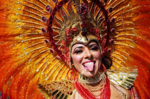 epaselect epa10825412 A dancer sticks her tongue out during the Notting Hill Carnival in London, Britain, 28 August 2023. Notting Hill is the largest street carnival in Europe and a community-led celebration of Caribbean history and culture, this year running from 27 to 28 August.  EPA/NEIL HALL