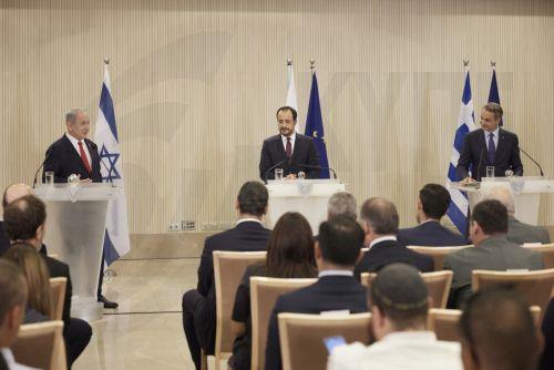 (Ξένη Δημοσίευση) O πρωθυπουργός Κυριάκος Μητσοτάκης (Δ), ο πρωθυπουργός του Ισραήλ  Benjamin Netanyahu (Α) και ο Πρόεδρος της Κυπριακής Δημοκρατίας Νίκος Χριστοδουλίδης (Κ), κάνουν κοινές δηλώσεις στα Μέσα Μαζικής Ενημέρωσης, μετά το τέλος της 9ης Τριμερούς Συνόδου Κορυφής Κύπρου - Ελλάδας - Ισραήλ, στο Προεδρικό Μέγαρο, Λευκωσία, Κύπρος, Δευτέρα 04...