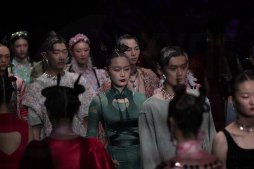 epa10847908 Models present creations of Moe Ho by Mengmeng He at China Fashion Week in Beijing, China, 8 September 2023. China Fashion Week runs from 7 to 16 September 2023.  EPA/ANDRES MARTINEZ CASARES