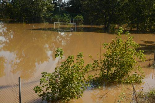 Πλημμυρισμένο γήπεδο σε παραποτάμια συνοικία, στη Λάρισα, την Παρασκευής 8 Σεπτεμβρίου 2023. Τα πλημμυρικά φαινόμενα άρχισαν να χτυπούν, από χθες αργά το βράδυ και την πόλη της Λάρισας, κυρίως τις συνοικίες που βρίσκονται κοντά στο Πηνειό Ποταμό, καθώς σημειώνεται υπερχείλιση των φρεατίων με μεγάλη ποσότητα νερού από το ποτάμι. Δυνάμεις της Πυροσβεστικής...