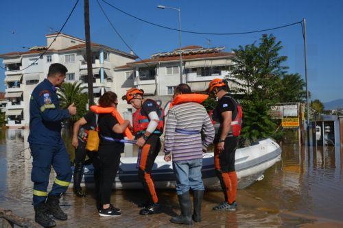 Άνδρες της ΕΜΑΚ με φουσκωτή βάρκα μεταφέρουν κατοίκους από την πλημμυρισμένη περιοχή Γιάννουλη στη Λάρισα, μετά τις καταστροφικές πλημμύρες που προκάλεσε η κακοκαιρία Daniel, Τρίτη 12 Σεπτεμβρίου 2023. Τάση υποχώρησης της στάθμης του νερού του Πηνειού παρατηρείται τις τελευταίες ώρες στη Λάρισα, γεγονός που είναι θετικό σχετικά με την εξέλιξη των...