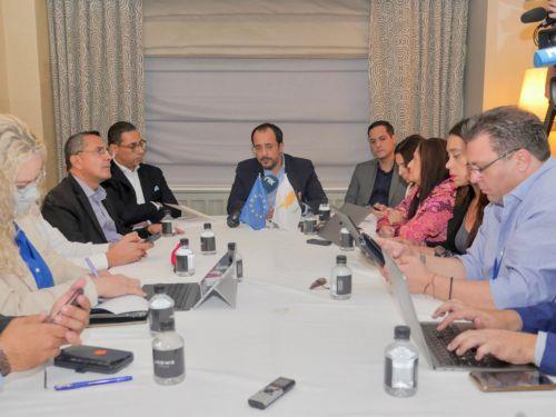 Ο Πρόεδρος της Δημοκρατίας ενημέρωσε τα ΜΜΕ για τις επαφές του στη Νέα Υόρκη