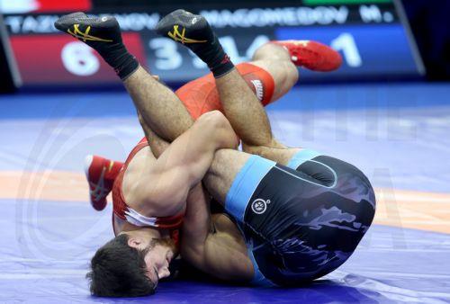 epa10870226 Akhmed Tazhudinov (red) of Bahrain in action against Magomedkhan Magomedov (blue) of Azerbaijan during the Men's free style 97kg gold medal match of the Wrestling World Championships 2023 in Belgrade, Serbia, 19 September 2023.  EPA/ANDREJ CUKIC