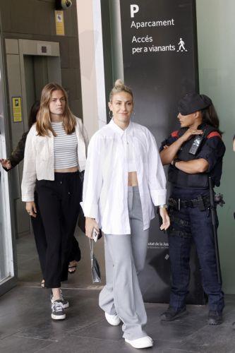 epa10895139 Players of the Spanish women's national soccer team Alexia Putellas (C) and Irene Paredes (L) arrive to the City of Justice to testify via video-conference before the Audiencia Nacional court as witnesses in the inquiry against former Spanish Soccer Federation's (RFEF) head Luis Rubiales for alleged sexual offenses and coercion over soccer...