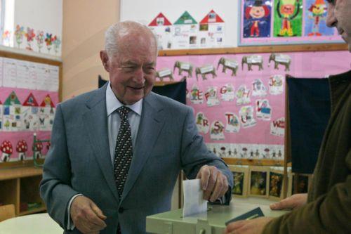 Ο Πρώην Πρόεδρος της Κυπριακής Δημοκρατίας Γιώργος Βασιλείου ασκεί το εκλογικό του δικαίωμα.