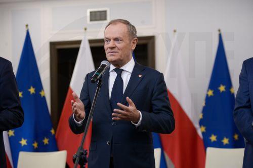 epa10968246 Civic Platform chairman Donald Tusk speaks to the media on his way to the ceremony to initialize the coalition agreement at the Senate in Warsaw, Poland, 10 November 2023.  EPA/MARCIN OBARA POLAND OUT
