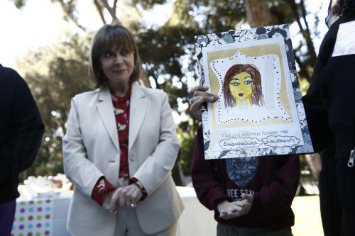 Η Πρόεδρος της Δημοκρατίας Κατερίνα Σακελλαροπούλου συνομιλεί με μαθητές του 54ου Δημοτικού Σχολείου Αθηνών οι οποίοι παίρνουν μέρος σε δραστηριότητες του εκπαιδευτικού προγράμματος "Πλανόδια Βιβλιοθήκη " που φιλοξενείται στον κήπο του Προεδρικού Μεγάρου, σε συνεργασία με το "Δίκτυο για τα Δικαιώματα του Παιδιού", με αφορμή την Παγκόσμια Ημέρα για τα...