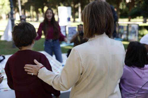 (Ξένη Δημοσίευση) Η Πρόεδρος της Δημοκρατίας Κατερίνα Σακελλαροπούλου παρευρίσκεται στον κήπο του Προεδρικού Μεγάρου, κατά τη διάρκεια του εκπαιδευτικού προγράμματος "Πλανόδια Βιβλιοθήκη ", που διοργανώνεται σε συνεργασία με το "Δίκτυο για τα Δικαιώματα του Παιδιού", με αφορμή την Παγκόσμια Ημέρα για τα Δικαιώματα του Παιδιού, Αθήνα Δευτέρα 20 Νοεμβρίου...