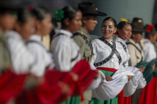 epa10986574 Women wearing typical clothes of the Mexican Revolution take part in the parade commemorating the 113 anniversary of the Mexican Revolution, at the Plaza Constitucion Square, in Mexico City, Mexico, 20 November 2023.  EPA/ISAAC ESQUIVEL