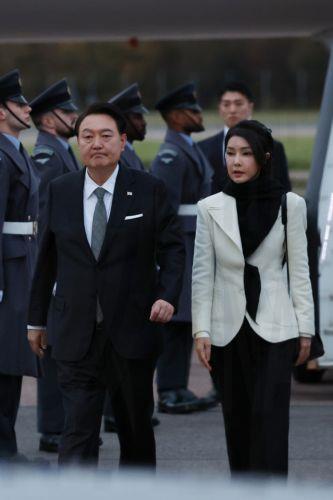 epa10986586 South Korean President Yoon Suk Yeol (L), alongside his wife, Kim Keon Hee, arrives at London Stansted Airport, near London, Britain, 20 November 2023, for a four-day state visit to Britain on the first leg of a two-nation trip that will later take him to France for a final diplomatic campaign to bring the 2030 World Expo to Busan.  EPA/YONHAP...