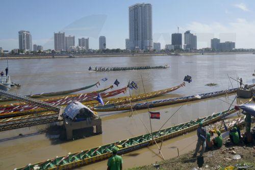 epa10997134 Cambodian rowers power their boats (top) during the annual Water Festival in the Tonle Sap River in Phnom Penh, Cambodia, 27 November 2023. The three-day festival will see teams from across Cambodia compete in boat races between the Mekong and Tonle Sap rivers. The festival runs from 26 November to 28 November 2023, after a three year hiatus. ...