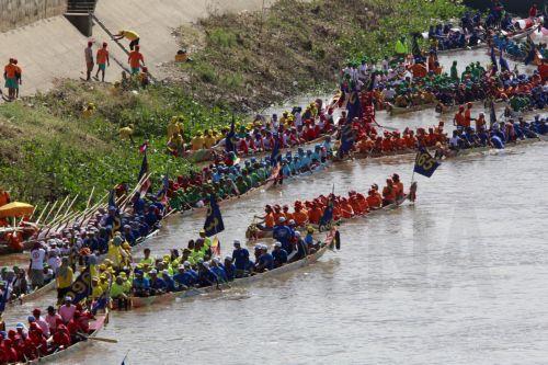 epa10997143 Cambodian rowers prepare their boats for departure during the annual Water Festival on the Tonle Sap River in Phnom Penh, Cambodia, 27 November 2023. The three-day festival will see teams from across Cambodia compete in boat races between the Mekong and Tonle Sap rivers. The festival runs from 26 November to 28 November 2023, after a three year...