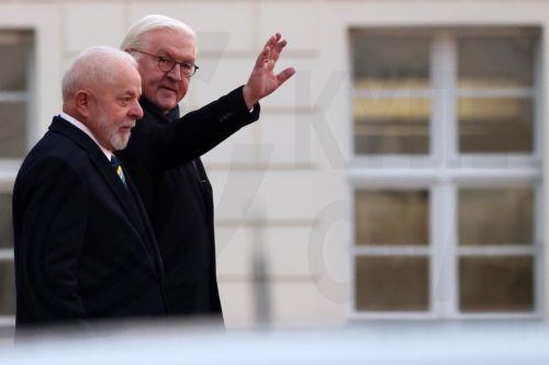 epa11010242 German President Frank-Walter Steinmeier (R) waves next to Brazilian President Luiz Inacio Lula da Silva during a reception with Military Honors at Bellevue Palace in Berlin, Germany, 04 December 2023. During his visit to Germany, the Brazilian president meets with the German president and takes part in the second German-Brazilian government...