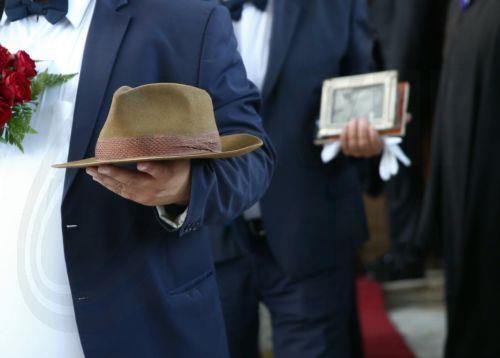 Το καπέλο και η φωτογραφία του συγγραφέα και τέως βουλευτή του ΣΥΡΙΖΑ ΠΣ,  Βασίλη Βασιλικού, κατά τη διάρκεια της κηδείας του στο Α΄ Νεκροταφείο Αθηνών, Δευτέρα 4 Δεκεμβρίου 2023. Ο βραβευμένος συγγραφέας Βασίλης Βασιλικός, έφυγε από τη ζωή στις 30 Νοεμβρίου σε ηλικία 89 ετών.Τελευταία επιθυμία του ήταν αντί για στεφάνια στην κηδεία του,  τα χρήματα να...