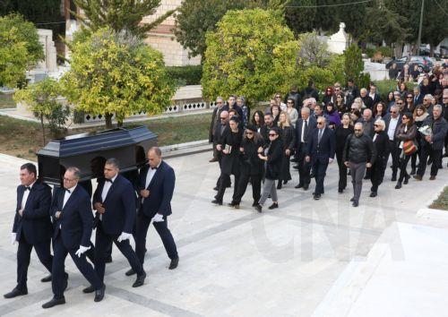 Φίλοι και συγγενείς λένε το τελευταίο αντίο στον συγγραφέα και τέως βουλευτή του ΣΥΡΙΖΑ ΠΣ,  Βασίλη Βασιλικό, κατά τη διάρκεια της κηδείας του στο Α΄ Νεκροταφείο Αθηνών, Δευτέρα 4 Δεκεμβρίου 2023. Ο βραβευμένος συγγραφέας Βασίλης Βασιλικός, έφυγε από τη ζωή στις 30 Νοεμβρίου σε ηλικία 89 ετών.Τελευταία επιθυμία του ήταν αντί για στεφάνια στην κηδεία του, ...