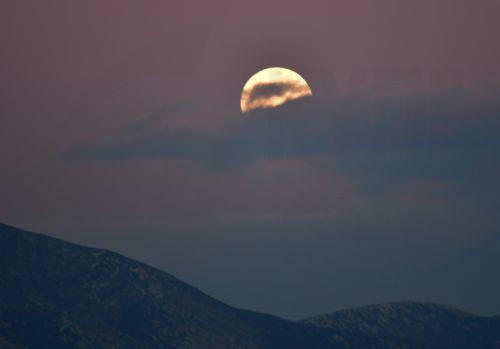Το πρώτο  φεγγάρι της χρονιάς, γνωστό ως πανσέληνος του λύκου, ανατέλλει ολόγιομο πάνω από την πόλη του Ναυπλίου, Πέμπτη 25 Ιανουαρίου 2024. Ονομάζετε  «φεγγάρι του λύκου» επειδή  εμφανίζεται στον νυχτερινό ουρανό, την περίοδο που τα αλυχτίσματα των λύκων είναι πιο τακτικά.  ΑΠΕ-ΜΠΕ /ΑΠΕ-ΜΠΕ/ΜΠΟΥΓΙΩΤΗΣ ΕΥΑΓΓΕΛΟΣ