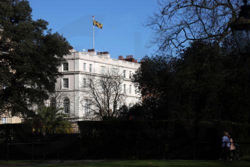 epa11105830 Clarence House in London, Britain, 26 January 2024. According to Buckingham Palace, Britain's King Charles has been admitted to hospital for treatment of an enlarged prostate.  EPA/ANDY RAIN