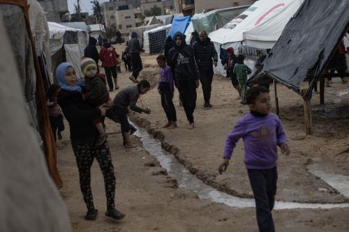 epa11107825 Internally displaced Palestinians at Rafah Camp, southern Gaza Strip, 27 January 2024. Since 07 October 2023, up to 1.9 million people, or more than 85 percent of the population, have been displaced throughout the Gaza Strip, some more than once, according to the United Nations Relief and Works Agency for Palestine Refugees in the Near East...
